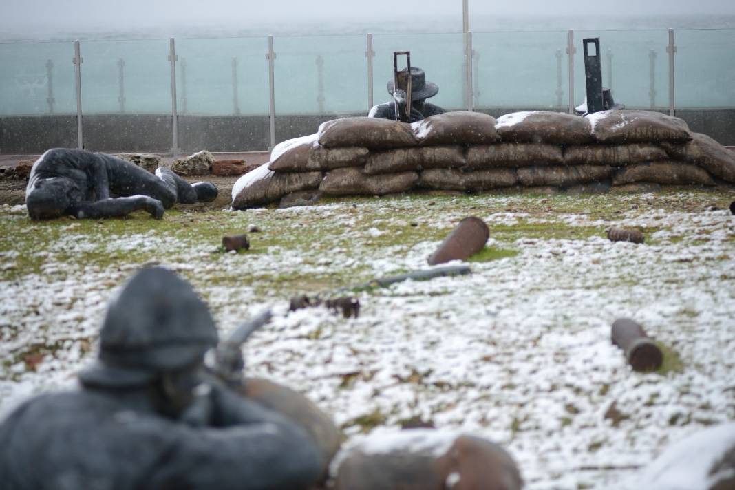 Çanakkale Savaşı'nın Tüm Detaylarını Gösteren Parkta Yer Alan, Bire Bir Boyutlardaki 40 Heykel Kar Yağışıyla Farklı Bir Görünüm 8